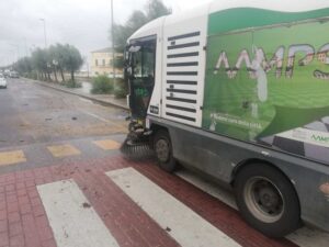 Efficienza organizzativa: protezione civile, municipale e AAMPS in azione per ripulire Viale Italia durante la mareggiata