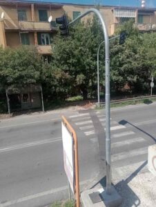 Stagno, semaforo pedonale ancora spento: la protesta di un residente