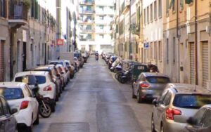 Mezzo troppo grande, spariscono i cassonetti da via Ernesto Rossi. Ecco dove smaltire i rifiuti