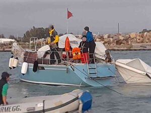 Barca a vela disalberata con 4 turisti a bordo a largo di Cecina, salvati dalla guardia Costiera