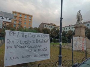 Contestazione in piazza Garibaldi striscione contro Perini e Fuori dal Coro