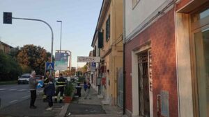 Crepe e vibrazioni Stagno trema al passaggio dei Tir, intervengono i vigili del fuoco