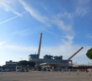 Giù le ciminiere dell’ex centrale di Piombino, al loro posto un innovativo polo di turismo sostenibile