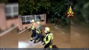 Maltempo  Toscana Soccorse 15 persone minacciate dall'acqua. Vigili del fuoco al lavoro tra Livorno e Pisa