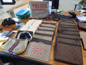 Polizia Municipale sequestra merci contraffatte, pc, smartphone in un’abitazione