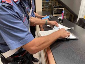 Scopre di avere un conto corrente e 8mila euro di debiti. denunciati due napoletani