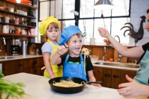 Un laboratorio di cucina per avvicinare i bambini ai piatti della mensa scolastica