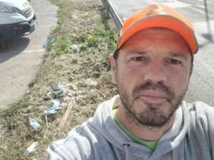 L'inciviltà non si ferma,  MisterGreen toglie sei chili di plastica dal parcheggio di via Firenze