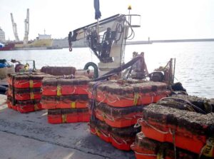 Smontati per manutenzione i 14 atolli di salvataggio lungo la costa del Romito