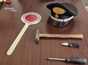 Coltello e arnesi da scasso in auto, denunciato 50enne