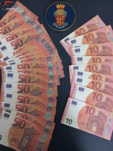 Contano banconote false per pagare consumazioni, denunciati due ventenni