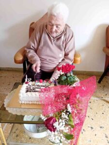 102 anni e non sentirli vino e gazzosa il segreto di Fortunata