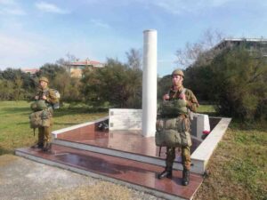 53° anniversario della sciagura aerea della Meloria, la deposizione della corona di fiori al monumento dei caduti a Banditella