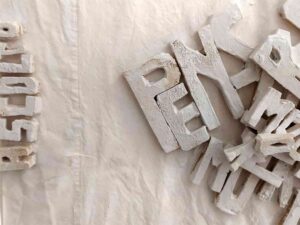 Arte, Il muro di Parole di Lorena Lisi in mostra allo Studio Elisi