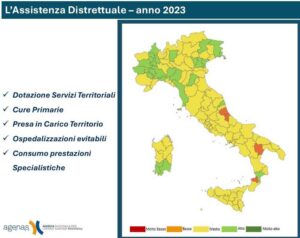 L’Azienda USL Toscana nord ovest è la prima Asl d’Italia sopra i 700mila abitanti nei settori della prevenzione e dell’assistenza territoriale. Emerge dalla valutazione della performance delle Aziende sanitarie pubbliche ospedaliere e territoriali effettuata da AGENAS - Agenzia nazionale per i servizi sanitari regionali - sui dati 2023 e presentata in questi giorni al Forum Risk Management di Arezzo. Si tratta di una ricerca focalizzata su tutte le 110 Aziende sanitarie territoriali italiane che prende in considerazione 34 indicatori classificati in 6 aree sanitarie: prevenzione, assistenza distrettuale, assistenza ospedaliera, sostenibilità economica-patrimoniale, outcome, e 12 sub-aree. Per la prevenzione l’Azienda USL Toscana nord ovest (sul cui territorio risiedono oltre 1.200mila persone) vanta dunque il risultato migliore a livello nazionale tra le Aziende oltre i 700mila abitanti. Precede in questa speciale classifica l’AULSS 2 Marca Trevigiana e l’AUSL di Modena. In questo settore è inoltre, in assoluto (al di là del numero di abitanti), tra le prime cinque Asl a livello nazionale. A determinare questa ottima performance sono in particolare i dati sugli screening per mammella, cervice e colon: garantirli significa aiutare i cittadini a fare prevenzione e, in caso di un problema oncologico, a scoprirlo il prima possibile per essere curati in maniera tempestiva e quindi al meglio. Anche nell’ambito dell’assistenza territoriale l’Azienda USL Toscana nord ovest, in base alla valutazione AGENAS, è la migliore tra le grandi Asl (sopra i 700mila abitanti) italiane. In questo caso precede l’AUSL di Bologna l’AULSS 6 Euganea (Padova). A portare molto in alto il suo dato sono in particolare tre indicatori: le ospedalizzazioni evitabili, il consumo delle prestazioni specialistiche e quello sulla presa in carico del territorio, con un buon grado di attuazione del Decreto ministeriale 77 del 2022 per lo sviluppo appunto dell’assistenza territoriale. Alto, e quindi particolarmente positivo, il dato sui cosiddetti outcame, con un’ottima performance sulla mortalità prevenibile e un buon risultato sulla mortalità trattabile. Molto bene pure l'assistenza ospedaliera, anch'essa con performance ottima. Qui ad essere presi in considerazione sono la degenza media in medicina interna e geriatria, l'indice di fuga per medio-bassa complessità e il rispetto dei tempi di attesa per gli interventi chirurgici di colecestomia, protesi d'anca, ginocchio e spalla. Sulla sostenibilità economico-patrimoniale l’Asl Toscana nord ovest raggiunge il “verde”, segnalandosi in positivo soprattutto per costo della prevenzione pro-capite e per costo della farmaceutica convenzionata pro-capite. Sugli investimenti l’Asl Toscana nord ovest fa registrare un valore medio, con un buon risultato (in netto miglioramento rispetto al 2021) sulla sostituzione dei grandi macchinari vetusti e con margini di miglioramento su altri parametri di riferimento come l'incremento delle immobilizzazioni materiali, l'obsolescenza contabile e il ricorso a noleggio e leasing, La fotografia che fa AGENAS è quindi di una Asl capace di conseguire i propri obiettivi assistenziali coerentemente con le risorse disponibili, governando i processi e adottando modelli organizzativi adeguati. “La valutazione dei nostri servizi che emerge da questa ricerca – evidenzia la direttrice generale dell’Azienda USL Toscana nord ovest Maria Letizia Casani – ci riempie di soddisfazione e di orgoglio perché è un riconoscimento degli investimenti e degli sforzi fatti negli ultimi anni ma soprattutto dell’impegno e della professionalità del nostro personale, che ringrazio di cuore. Penso in particolare al settore degli screening (al top in assoluto) e all’assistenza territoriale, su cui abbiamo lavorato molto nell’ultimo periodo. Comunque la nostra Asl, in tutti gli ambiti presi in considerazione da AGENAS, risulta essere tra le migliori realtà nazionali ed è in netto miglioramento rispetto al 2021 e al 2022. Il fatto poi che in due settori strategici si registri addirittura il miglior livello di performance d’Italia, tra le grandi Aziende, è davvero una grande soddisfazione, per questa Direzione e per tutti i nostri operatori. L'analisi dell’Agenzia nazionale per i servizi sanitari regionali si basa su requisiti ben documentati, che fondono e bilanciano l’aspetto gestionale con quello clinico. E’ dunque riconoscimento che conferma la validità delle scelte di fondo assunte e che può sicuramente rafforzare il senso di appartenenza di tutta la nostra numerosa squadra, in una fase storica oggettivamente complessa per tutto il sistema sanitario. L'ottimo risultato evidenziato dai dati non ci deve però appagare. Il nostro compito è migliorare ancora, sia nelle aree in cui abbiamo avuto ottime performance, sia nei settori in cui ci sono margini di miglioramento. La valutazione di AGENAS ci dice che siamo sulla buona strada ma dobbiamo continuare a guardare avanti, per disegnare un futuro popolato di iniziative e progetti in grado di venire incontro sempre di più alle esigenze dei nostri cittadini. Il diritto alla salute per tutti va tutelato e difeso. Noi cerchiamo di farlo al meglio e questi ultimi dati sono lì a testimoniarlo". “I dati di Agenas ci restituiscono un alto livello della sanità toscana - commenta l’assessore al diritto alla salute della Regione Toscana Simone Bezzini - un importante risultato che nella realtà si traduce in servizi, cure ed assistenza per le persone che in una fase difficile come quella che stiamo vivendo, assume un grandissimo valore”. In allegato immagini delle mappe e dei grafici di Agenas che evidenziano il primato dell'Asl Toscana nord ovest in prevenzione e assistenza territoriale