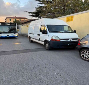 Autobus bloccato da auto in divieto, AT valuta di denunciare i proprietari