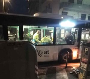 Cade sull'autobus e batte la testa, soccorso dalla Misericordia di Livorno