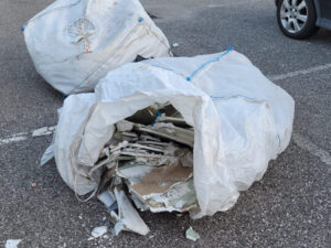 Cartongesso e guaine isolanti abbandonate al parcheggio di via dei Pelaghi