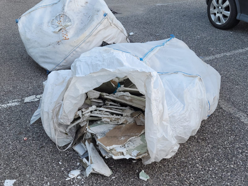 Cartongesso e guaine isolanti abbandonate al parcheggio di via dei Pelaghi