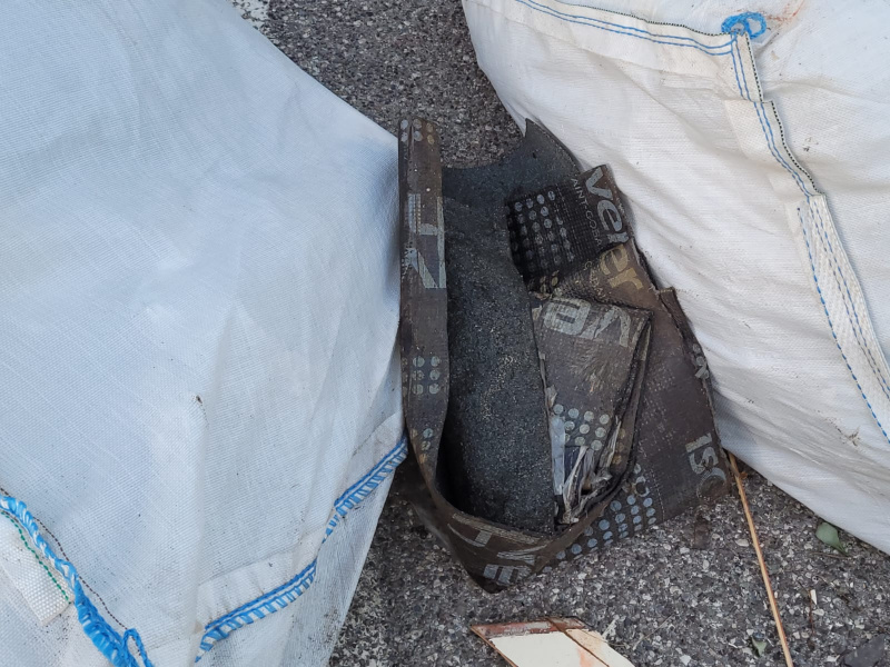 Cartongesso e guaine isolanti abbandonate al parcheggio di via dei Pelaghi