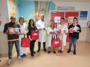 Giornata dell’Infanzia, pupazzi e materiale da disegno donati da Avis Livorno al reparto di Pediatria