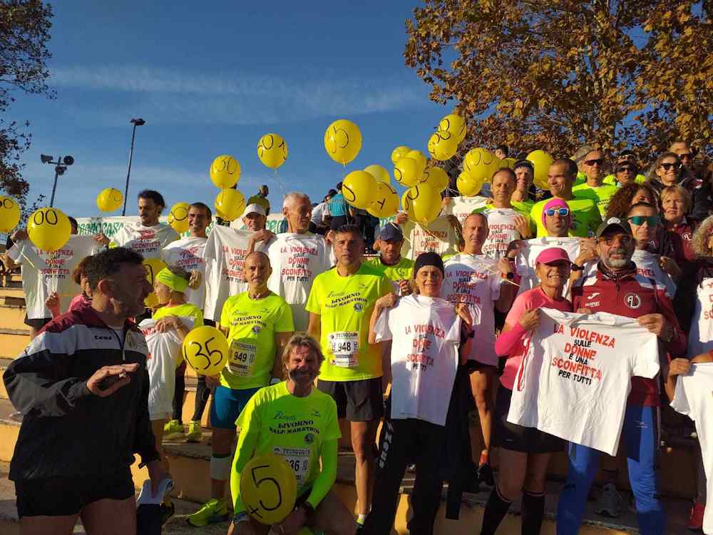 La foto Half Marathon, un gruppo di partecipanti con le maglie contro la violenza sulle donne