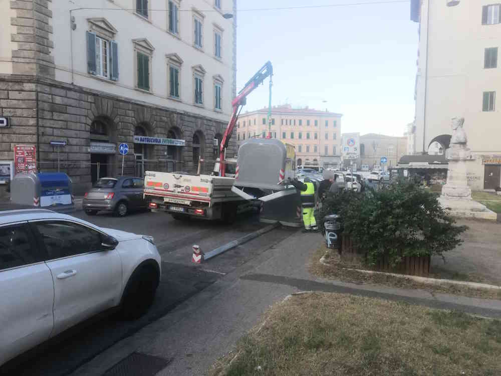 La foto installati nuovo cassonetti in via de Larderel lato piazza della Repubblica