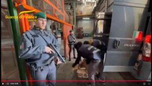 Livorno: Guardia di Finanza distrugge 300 kg di cocaina e merce contraffatta (Video)