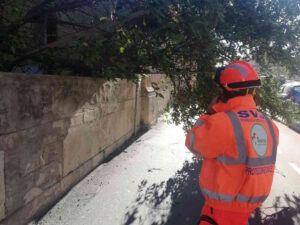 Livorno forte vento abbatte arbusti al Mascagni, chiusa pista ciclabile e marciapiede