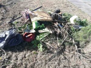 Parcheggio Libertà dopo ogni taglio erba spuntano montagne di rifiuti abbandonati