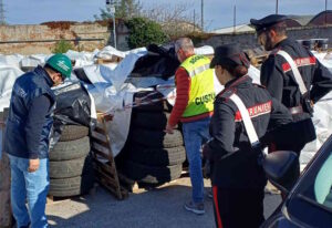 Traffico illecito di rifiuti, sequestrate in porto 24 tonnellate di pneumatici diretti in Senegal 