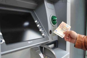 Minaccia con coltello anziani all'ATM e ruba i soldi, 45enne in carcere