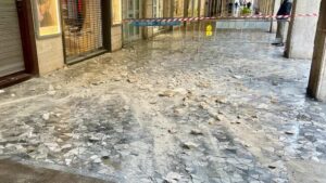 Livorno: crollo sotto i portici in via Grande, tragedia sfiorata in pieno centro