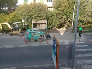 Stagno: al via i lavori sull'asfalto per ridurre le vibrazioni nelle abitazioni. Traffico sull'Aurelia a senso unico alternato