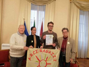 Prende il via oggi, mercoledì 20 novembre, nella ricorrenza del 35° anniversario della Convenzione dell’Onu sui diritti dell’infanzia e dell’adolescenza, la campagna denominata “Diritti al centro” realizzata dall’associazione Diecidicembre – Arciragazzi e da Cesvot in partenariato con Comune di Livorno, Agedo Livorno, Arcigay Livorno, Cesdi, CNGEI Livorno, CORALI Agenzia Formativa e #Informatica. Il progetto, che mira a promuovere una cultura dei diritti umani, coinvolgendo attivamente la cittadinanza, e in particolare bambini, ragazzi, genitori e insegnanti, prevede una serie di workshop, laboratori, seminari e tavole rotonde che si snoderanno fino al 10 dicembre, data in cui si celebra la Giornata mondiale dei Diritti Umani. La campagna è stata presentata questa mattina nella sala Cerimonie di Palazzo Comunale dalla vicesindaca Libera Camici, dall’assessore al Sociale Andrea Raspanti. Con loro Paolo Greco e Eva Fedi rispettivamente presidente e vicepresidente dell’associazione Diecidicembre che hanno illustrato più nel dettaglio l’associazione che rappresentano e le iniziative in programma. “Si tratta di un tema di grandissima rilevanza, in linea – ha spiegato la vicesindaca Libera Camici - con tutta una serie di attività e di iniziative che l’Amministrazione comunale promuove, in particolar modo attraverso progettualità nelle scuole al fine di fornire ai giovani degli strumenti che, mettendo al centro il concetto del rispetto, consenta di costruire una società più equa e giusta”. “C’è necessità di un approccio ai diritti che – ha affermato l’assessore Raspanti –non crei gerarchie tra gli stessi. Mettere i diritti al centro significa mettere la persona al centro e la persona non è divisibile, ha tante dimensioni e tutte insieme concorrono a farne la sua unicità e il suo valore”. Di seguito il cartellone: 20 novembre 35° Anniversario Convenzione ONU sui Diritti dell’Infanzia e Adolescenza Conferenza Stampa e Workshop introduttivo al tema dei diritti Torrini di Villa Regina - ore 16:00/19:00 24 novembre e 1° dicembre @minorenni: laboratorio Giocando si imparano e sperimentano i diritti @genitori e adulti: workshop esperienziale Educare ai diritti: il ruolo di genitori e adulti Torrini di Villa Regina - ore 10:30/12:30 1° dicembre Giocando con gli Scout CNGEI si sperimentano i diritti Villa Regina - 15:00/17:00 5 dicembre @educatori e insegnanti: Seminario Formativo Compasito/Compass e l’Educazione ai Diritti Umani – conoscere e sperimentare l’Educazione ai Diritti Umani, facilitarne la pratica quotidiana per sviluppare competenze chiave di cittadinanza Centro ascolto L’Approdo - 17:00/19:30 10 dicembre Giornata Mondiale dei Diritti Umani @la Comunità: La dichiarazione universale dei diritti umani: 76 anni portati con speranza, fatica e ottimismo Tavola rotonda – Cisternino di Città -16:00/18:30 Per informazioni è possibile inviare una e-mail a info@diecidicembre.org o chiamare al numero 3737650330