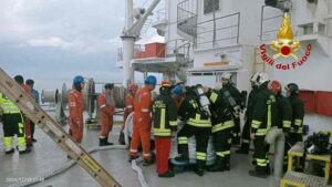 A fuoco locale spogliatoio di una nave, intervengono i vigili del fuoco
