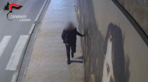 Danneggia gigantografia del Comune, denunciato