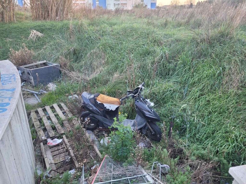 Degrado ambientale in via Gelati, c'è anche uno scooter