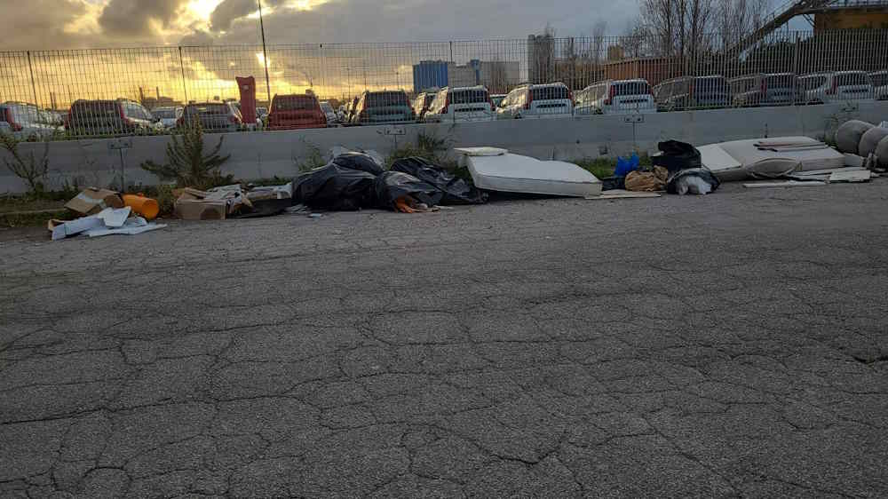Discarica abusiva in via Enriques periferia senza pace