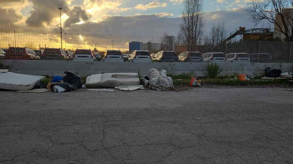 Discarica abusiva in via Enriques periferia senza pace