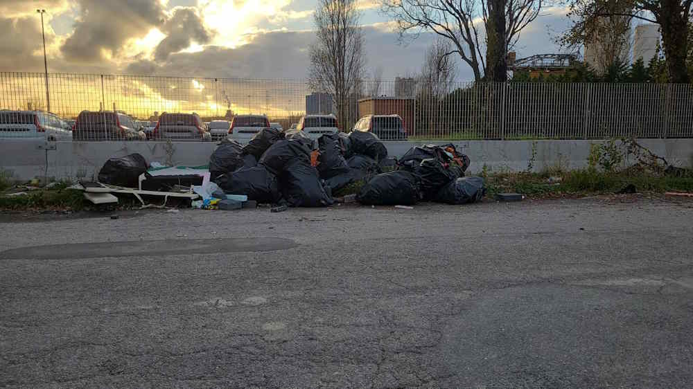 Discarica abusiva in via Enriques periferia senza pace