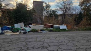 Discarica abusiva in via Enriques periferia senza pace