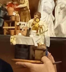 Consegnata al Vescovo di Livorno, Monsignor Simone Gusti, la statuina della casara tecnologica per il presepe 2024