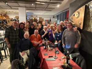 Giocavano in strada insieme, il social li riunisce a cena dopo 50 anni