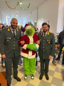 Livorno, Grinch arrestato dalla GdF i regali di Natale tornano ai bambini (il video della cattura)