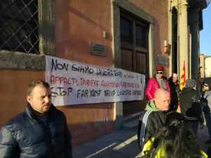 Logistica portuale, lavoratori uniti manifestano davanti a palazzo Rosciano, una delegazione