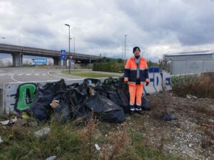 "Nuova copertura catramata e festeggiamenti di fine lavori", l'ambiente paga il prezzo con 22 sacchi abbandonati