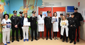 Pediatria, auguri e doni dei Carabinieri ai piccoli pazienti