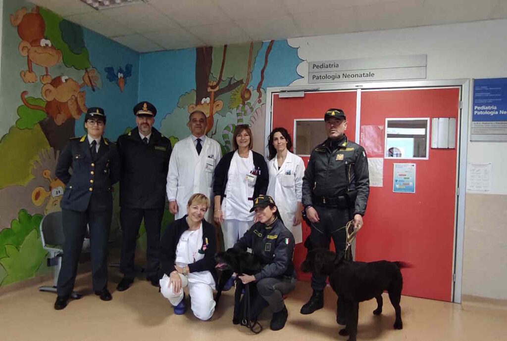 Pediatria, in reparto la visita dei Labrador della Guardia di Finanza e della Livorno Basket Leoni Amaranto