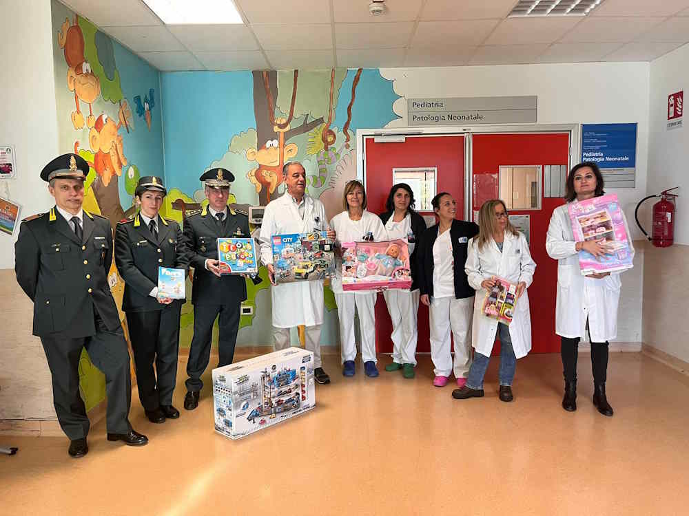 Natale 2024, la Pediatria Livorno "travolta" dal fiume di affetto grazie ai doni di Pro Loco Livorno - Villaggio di Natale, Guardia di Finanza e US Livorno Calcio